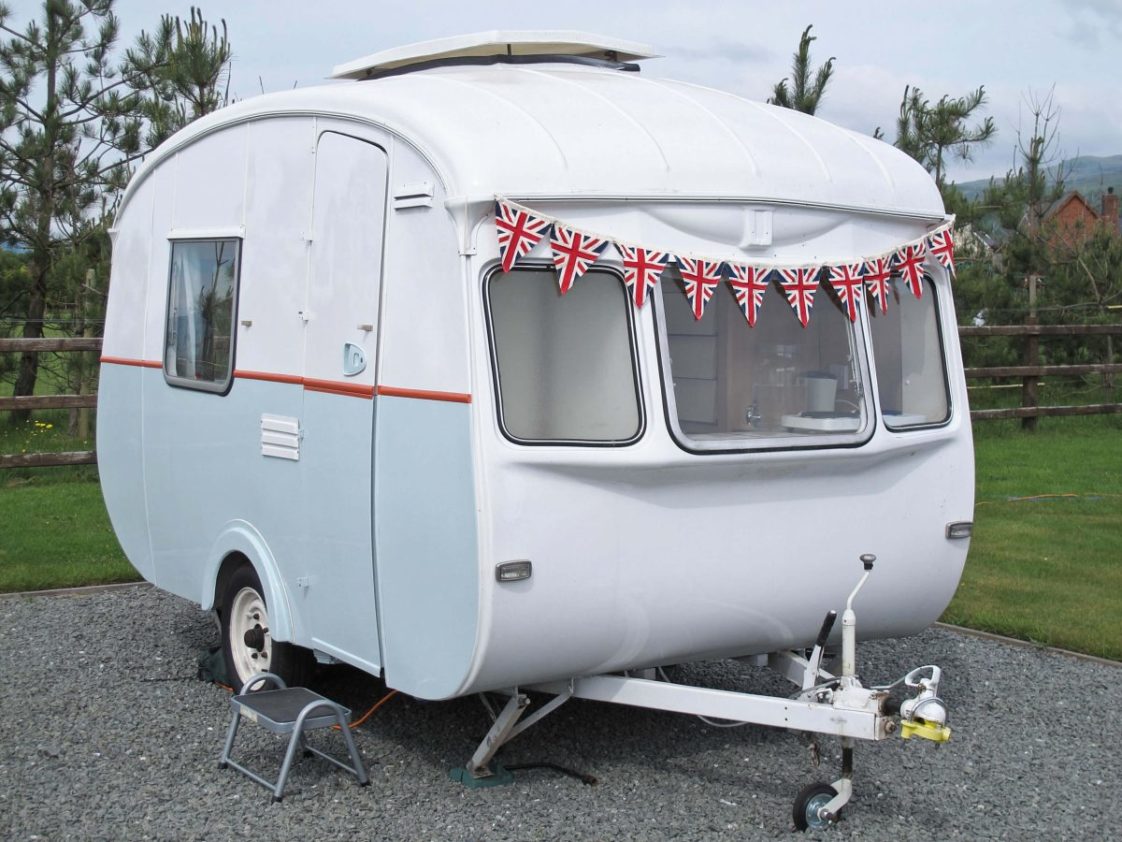 Family Of Stray Cats Living In A Caravan Are Discovered Just Before