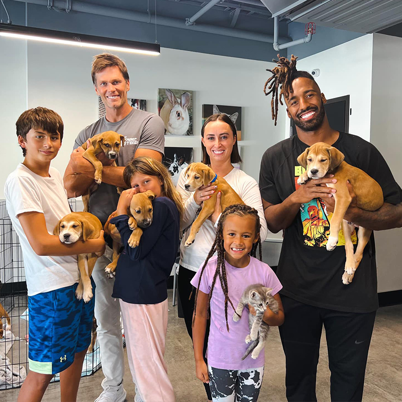 Tom Brady with the Ryans and his kids at the Humane Society of Tampa Bay