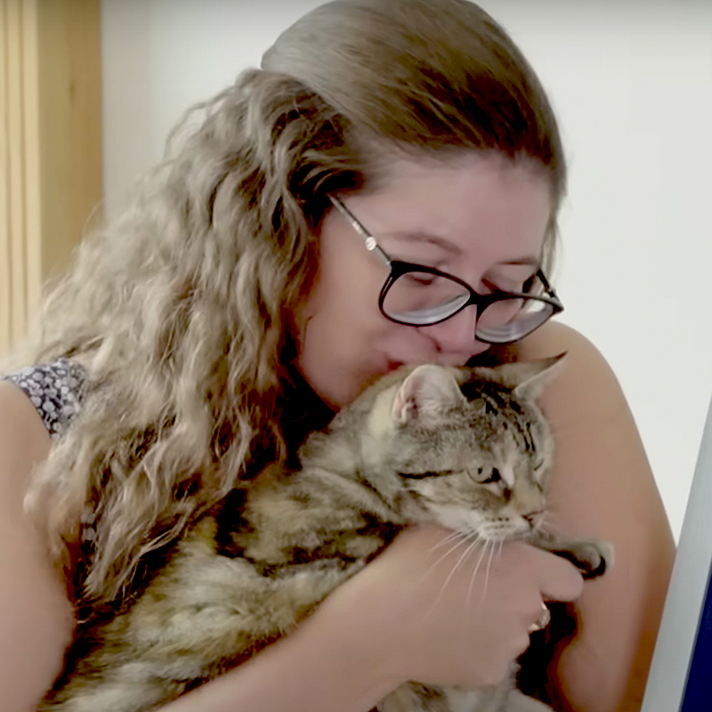Nicole Spink with Bella the cat, purring, purr, world record purr, purr monster, purr monsters