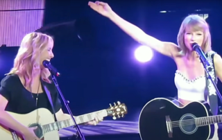 Taylor Swift and Lisa Kudrow performed Smelly Cat the song at the Los Angeles Staples Center on August 26, 2015, 1989 World Tour, Friends, Phoebe Buffay