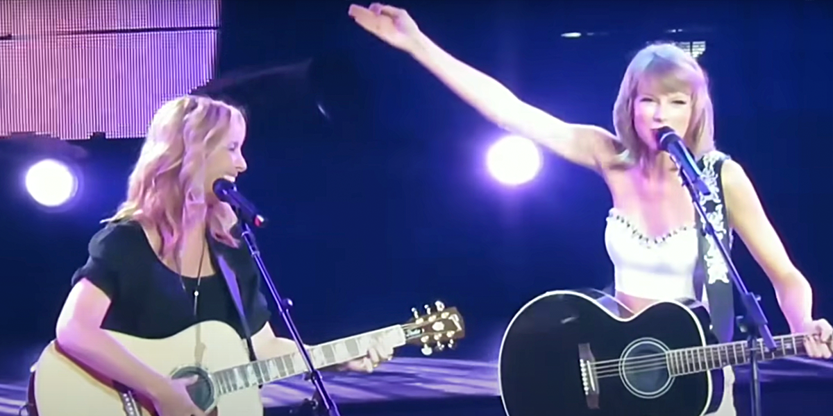 Taylor Swift and Lisa Kudrow performed Smelly Cat the song at the Los Angeles Staples Center on August 26, 2015, 1989 World Tour, Friends, Phoebe Buffay